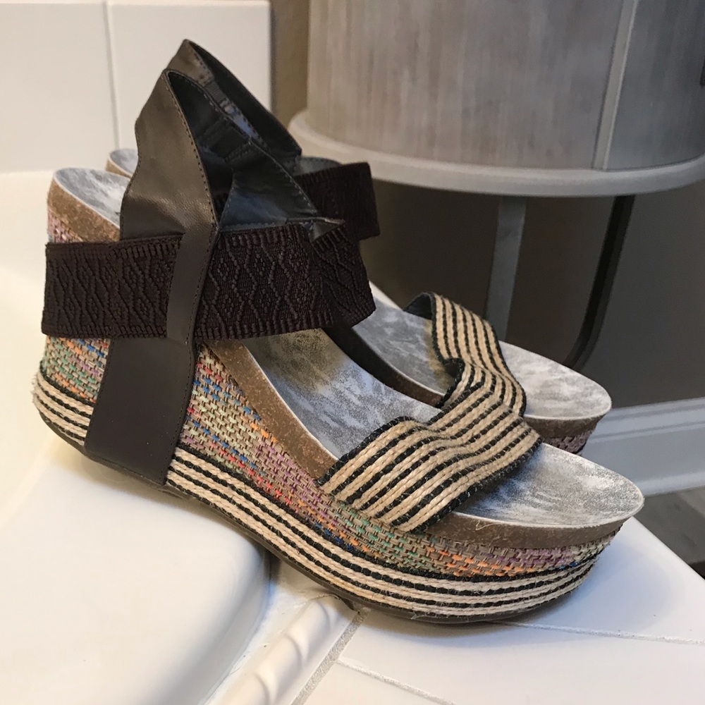 Beautiful Wedge Sandal - Size 8 Boutique Brand